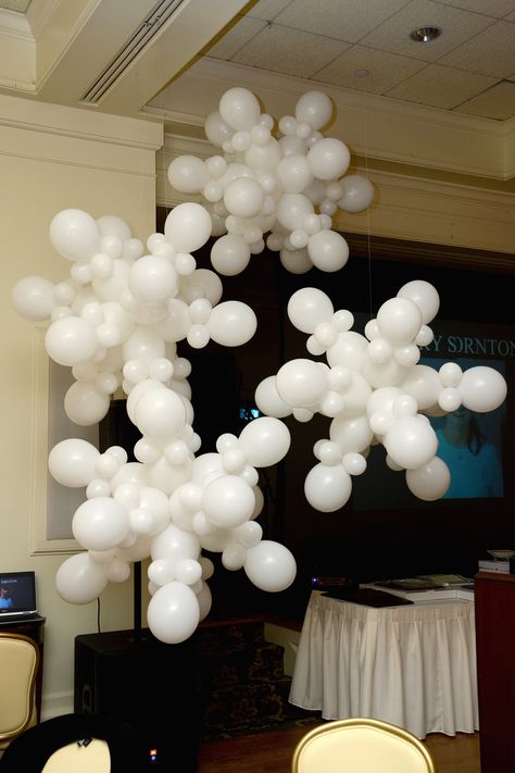 Balloon snowflakes at the #burtonandburton employee awards celebration.  #balloons #snowflakes Natal, Easy Outdoor Halloween Decorations, Diy Holiday Party, Adult Christmas Party, Christmas Balloons, Inflatable Decorations, Winter Wonderland Christmas, Christmas Events, Navidad Diy