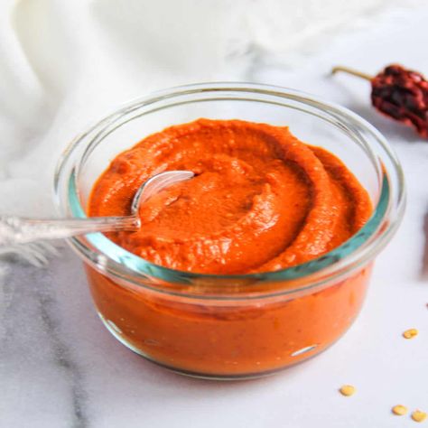 Red Chutney for Dosa Chutney For Dosa, Vegetarian Chickpea Curry, Ministry Of Curry, Dosa Chutney, Red Chutney, Sandwiches And Wraps, Tiffin Recipe, Garlic Chutney, Lentil Dishes