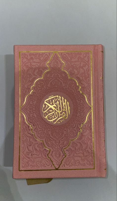 Islamic Asthetics, Pink Quran, Reading Quran, Quran Covers, Al Qur'an Aesthetic, Tajweed Quran, Muslim Images, Quran Book, Mini Pink