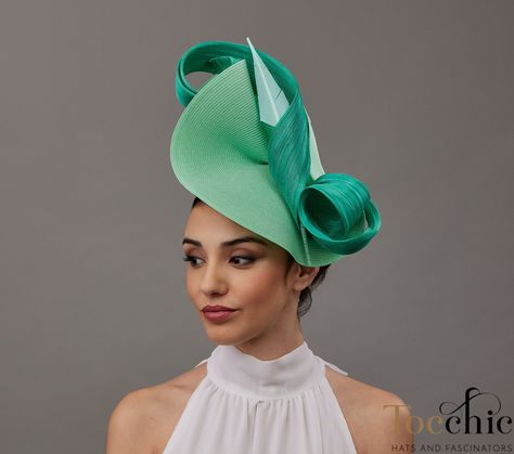 Aquamarine Kentucky derby fascinator hat for women.  The Aquamarine large fascinator creates a turquoise bow that is wrapped an aquamarine feather.  Are you going to the Ladies day at Royal Ascot, Kentucky Derby or any other special occasion? This beautiful aquamarine and Turquoise hat is perfect large fascinator to complement your derby outfit.  The Ascot fascinator is supported by a metal headband that allows to tilt the fascinator to the liking of each one.. You can choose the side of the hea Luxury Green Wedding Hats And Headpieces, Green Hat Fascinator For Wedding, Green Wide Brim Party Fascinator, Chic Green Wide-brim Hat, Elegant Green Hat Headpiece, Fascinator Hats Outfit, Green Fascinator, Kentucky Derby Fascinator, Royal Ascot Hats