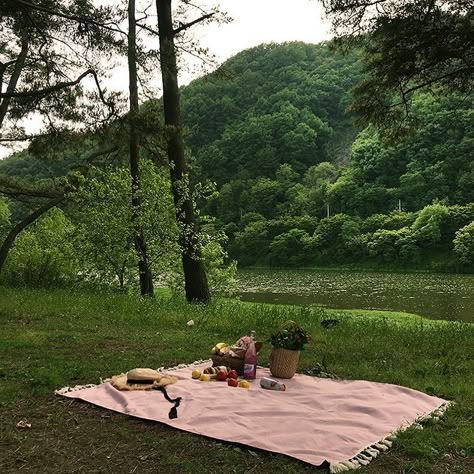 Camping 101, Cottage Core Aesthetic, Iconic Fashion, Northern Italy, Nature Aesthetic, Pretty Places, The Grass, Instagram Foto, Green Aesthetic