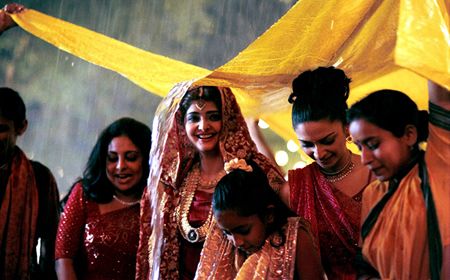 Monsoon Wedding Mira Nair, Sabrina 1954, Monsoon Wedding, Indian Family, Wedding Movies, Perfect Music, Greek Wedding, Daily Star, Asian American