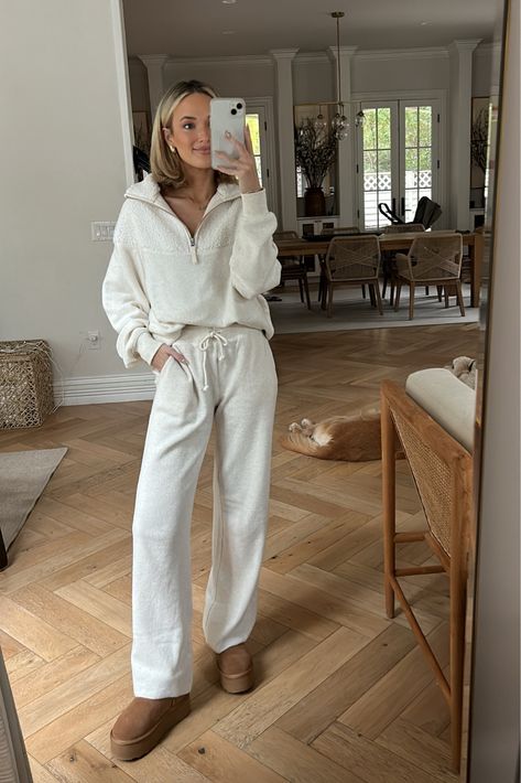 Aerie Lounge Set, Casual Winter Lounge Outfits, Family Airbnb, Lounge Wear Aesthetic, Lounge Set Outfit, Comfy Mom Outfits, Cute Lounge Outfits, Neutral Clothes, Winter Lounge