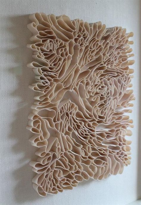 Sculptures Céramiques, Ceramic Wall Art, Sgraffito, Paper Sculpture, Ceramic Artists, Art Plastique, Organic Shapes, Wall Sculptures, Ceramic Sculpture