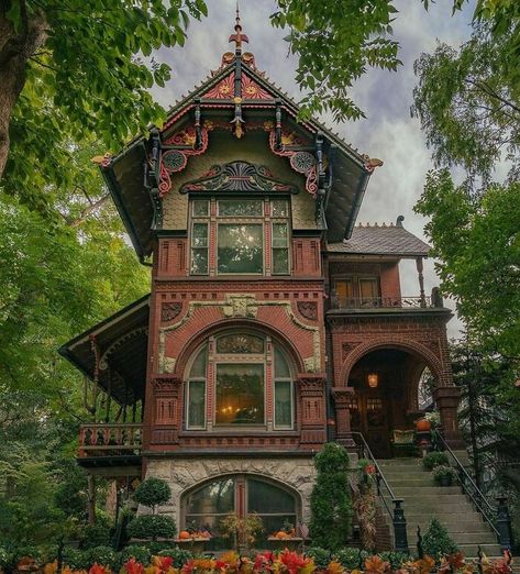 Weinhardt Mansion built in 1888 in Chicago, IL Creative Houses, Pretty Houses, Bloxburg Builds, Dream Future, Casas The Sims 4, This Old House, Victorian Architecture, Bohol, Fantasy House