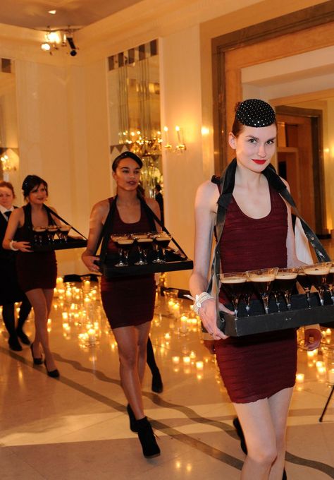 #weddinghour cool reception idea, Usherette style cocktail waitress's #weddingstylist Deco Cinema, Waitress Outfit, Jazz Party, Business Decoration, 1920s Looks, Carousel Party, Cocktail Waitress, Hat Inspiration, Great Gatsby Theme