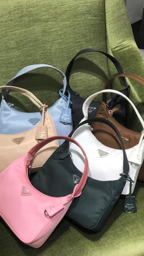 Trendy Handbags 2022, Prada Bags Aesthetic, Taschen Aesthetic, Aesthetic Bags Handbags, Trendy Bags 2022, Accesories Aesthetic, Prada Aesthetic, Stile Kylie Jenner, Stile Kendall Jenner