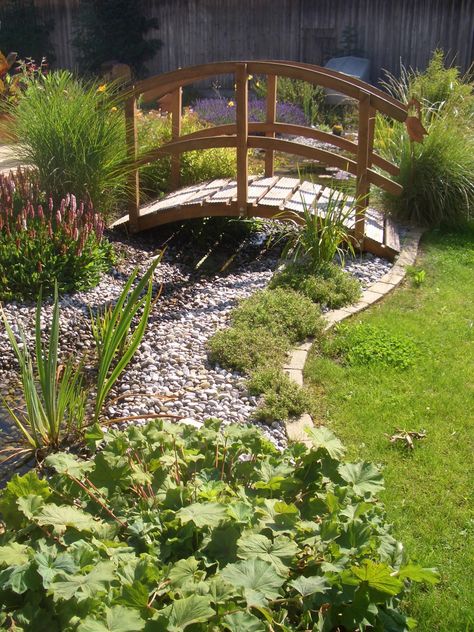 Garden Bridge Design, Backyard Bridges, Outdoor Bridges, Pond Bridge, Backyard Vegetable Gardens, Outdoor Gardens Design, Ponds Backyard, Backyard Garden Design, Front Yard Garden