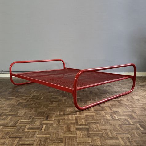 Low Sitting Furniture, Metallic Bed Frame, Metal Couch Frame, Chrome Bed Frame, Retro Bed Frame, Bauhaus Bed, Metal Bed Design, Bauhaus Apartment, Bauhaus Bedroom