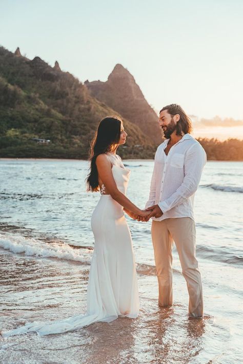 Simple Hawaii Wedding Dress, Hawaii Beach Wedding Photos, Hawaii Wedding Elopement, Hawaii Elopement Dress, Hawaii Wedding Photos, Water Portraits, Tahiti Honeymoon, Hawaii Photoshoot, Tunnels Beach