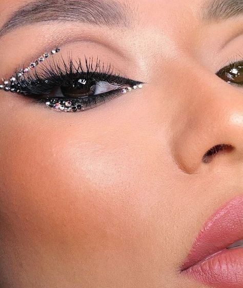 Make Up With Crystals Eye Makeup, Fancy Eyeliner Looks, Rhinestone Eyeliner Makeup, Eyeliner Glitter Makeup, Graphic Eyeliner With Rhinestones, Eye Crystal Makeup, Make Up Strass Glitter, Euphoria Makeup Eyeliner, Bedazzled Eye Makeup