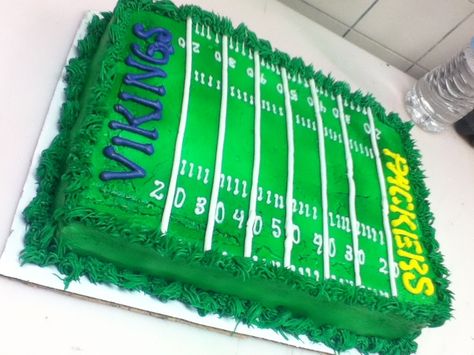 Viking vs Packer football field cake Football Field Cake, Superbowl Cake, Chocolate Cake Frosting, Football Birthday Cake, Savory Cakes, Chocolate Sheet Cake, Sport Cakes, Football Birthday Party, Football Cake