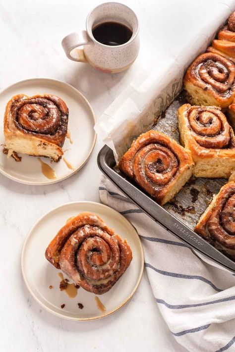 Coffee And Cinnamon Rolls Photography, Cinnamon Roll Food Photography, Cinnamon Rolls Food Photography, Cinammon Rolls Recipes, Cinnamon Roll Photography, Cinnamon Buns Aesthetic, Cinnamon Rolls Photography, Coffee And Cinnamon Rolls, Cinnamon Photography