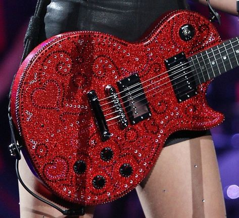 Taylor swift and guitar Taylor Swift Red Album, Taylor Swift Guitar, Red Taylor Swift, Taylor Swift Red Tour, Les Paul Special, Red Electric Guitar, Guitar Lover, Johnny Marr, Loving Him Was Red