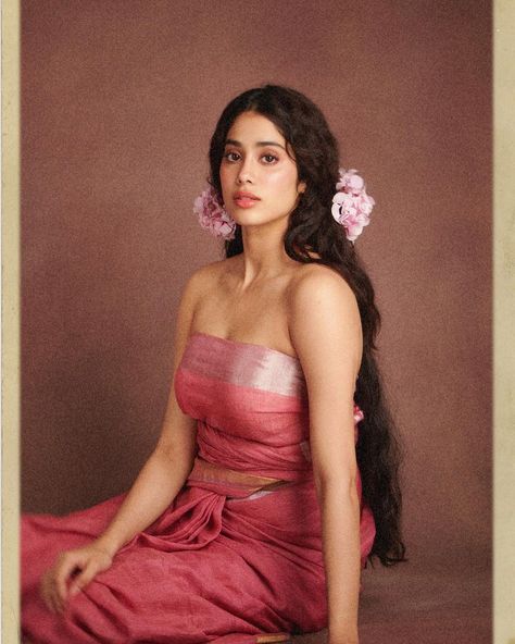 Foreign Celebrities, Jhanvi Kapoor, Retro Bollywood, Janhvi Kapoor, Self Portrait Poses, Indian Photoshoot, Vintage Bollywood, Indian Aesthetic, Feminine Aesthetic