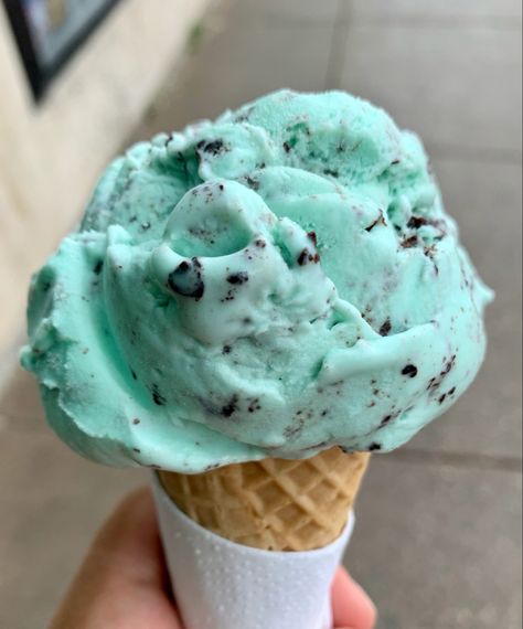 Mint Chocolate Aesthetic, Mint Choco, Mint Chocolate Ice Cream, Mint Chocolate Chip Ice Cream, Frozen Snack, Mint Ice Cream, Chocolate Chip Ice Cream, Yummy Ice Cream, Choco Chips