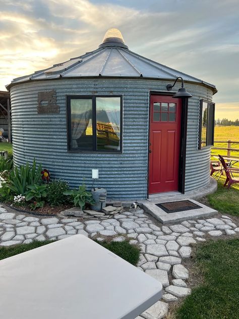 Grain Bin Bedroom, Grain Bin Cabin Guest Houses, Grain Bin Tiny House, Grain Bin Ideas Projects, Farm Airbnb Ideas, Small Silo Ideas, Farm Stay Ideas, Grain Silo Ideas, Grain Bin Chicken Coop