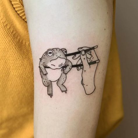 Tattoo Placements, Petit Tattoo, Men's Small Tattoo, Frog Tattoos, Handpoke Tattoo, Inspiration Tattoos, Irezumi Tattoos, Initial Tattoo, Funny Tattoos