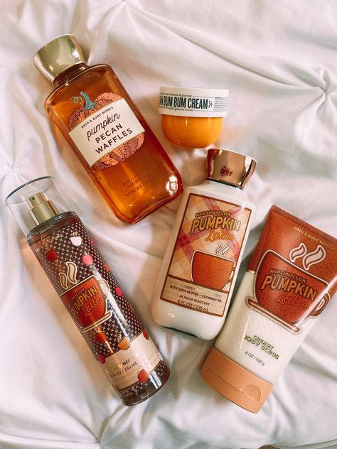 Preppy Fall Bath And Body Works, Bath And Body Works Winter Scents, Pumpkin Body Scrub, Fall Szn, Autumn Skincare, Bath N Body Works, Fall Mood, Bath And Body Works Perfume, Preppy Fall