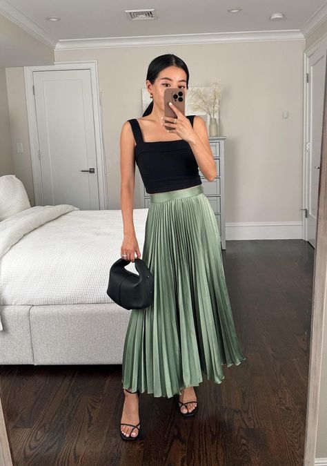 Haute Couture, Green Satin Skirt Outfit, Green Pleated Skirt Outfit, Formal Skirt Outfit, Pleated Skirt Outfit Summer, Pleated Maxi Skirt Outfit, Green Satin Skirt, Green Skirt Outfits, Satin Pleated Skirt