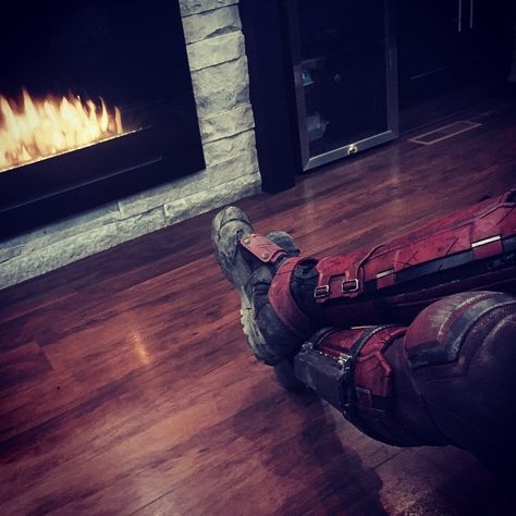 Not nearly as profound as watching underwater lava... but if you stare at this electronic fire long enough, you'll eventually have no idea you're peeing Deadpool Photos, Wilson Aesthetic, Deadpool Images, Pool Movie, Ryan Reynolds Deadpool, Dead Pool, Wade Wilson, Deadpool Wolverine, Marvel Deadpool