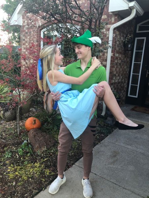 Wendy Costume, Disney Couple Costumes, Couple Disney, Cute Couples Costumes, Costumes For Couples, Matching Halloween Costumes, Best Friend Halloween Costumes, Pretty Halloween Costumes, Duo Halloween Costumes