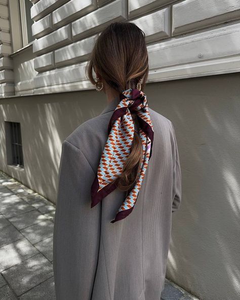 Silk Scarf Outfit, Scarf Aesthetic, Silk Scarf Hair, Hippie Hair, Sunday Style, Head Scarf Styles, Scarf Outfit, Hair Arrange, Fashionista Clothes