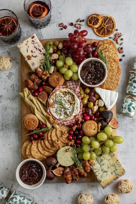 Essen, Party Cheese Platter, Freeze Cheese, Christmas Cheese Board, Baked Grilled Cheese, Cheeseboard Recipe, Christmas Cheese Boards, Holiday Cheese Boards, Pimento Cheese Recipes