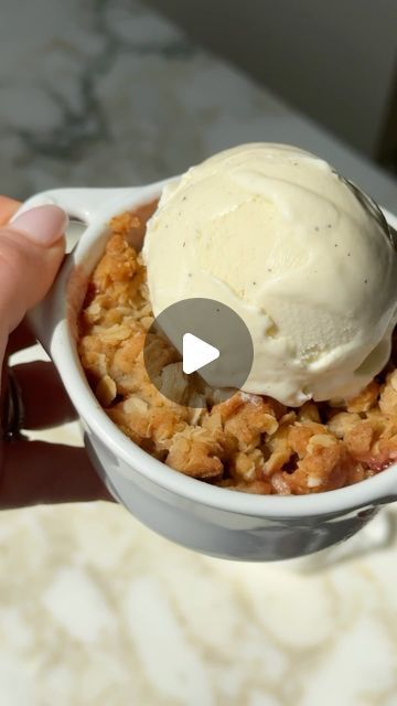 Sarah Fennel on Instagram: "IT’S PEACH GIRL SUMMER aka time to make this single serve peach crisp. recipe below!

for the peach bit:
1 peach, cored and diced
1 tsp light brown sugar
1 tsp flour
pinch of cinnamon

for the crisp topping:
2 tbsp melted butter
1 tbsp light brown sugar
2 tbsp old fashioned rolled oats
3 tbsp all-purpose flour
pinch of cinnamon
pinch of salt

place in a 350F oven for 15-20 min until golden brown and bubbly. enjoy!" Mini Apple Crisp, Sarah Fennel, Church Desserts, Apple Crisps, Peach Crisp Recipe, Crisp Topping, Peach Girl, Healthy Snack Bars, Small Batch Baking