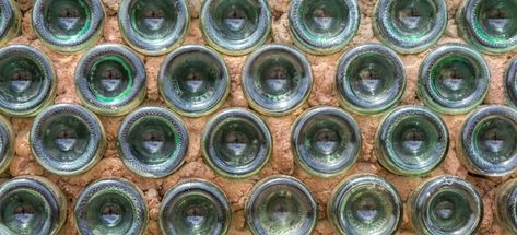 Glass Bottle Wall, Brick Bathroom, Wine Bottle Wall, Bottle House, Glass Bottle Diy, Cement Wall, Recycled Glass Bottles, Diy Fence, Glass Bottles Art