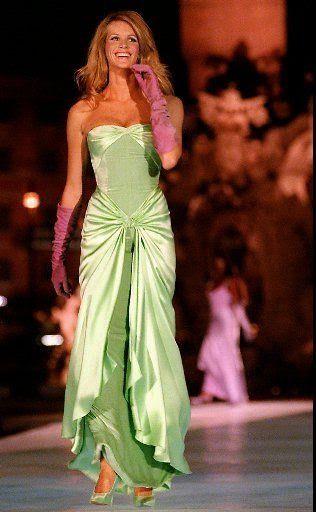 17 Pins til for tavlen Honey - ingeborg.wendel@gmail.com - Gmail Elle Macpherson Runway, Green Dress 2023, Iconic Dresses Of All Time, Vintage Runway Dresses, Cooler Style, 90s Runway Fashion, Vintage Runway, Elle Macpherson, Couture Mode