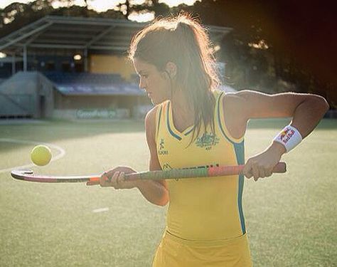 Anna Flanagan 'Flanno' ❤️ Top Australian hockey player. We Love Field Hockey. #FieldHockey #AnnaFlanagan Hockey Senior Pictures, Hockey Shot, Sport Photoshoot Ideas, Sport Photoshoot, Hockey Pictures, Sport Portraits, Senior Portrait Poses, Hockey Life, Hockey Girls