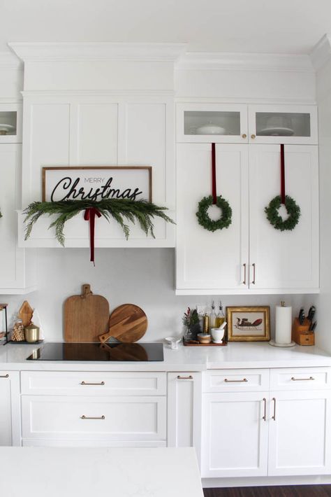 Cabinets Christmas Decor, Kitchen Cabinets Christmas Decor, Easy Kitchen Cabinets, Christmas Apartment, Traditional Christmas Decorations, Christmas Kitchen Decor, Festive Holiday Decor, Merry Christmas Sign, Christmas Dining