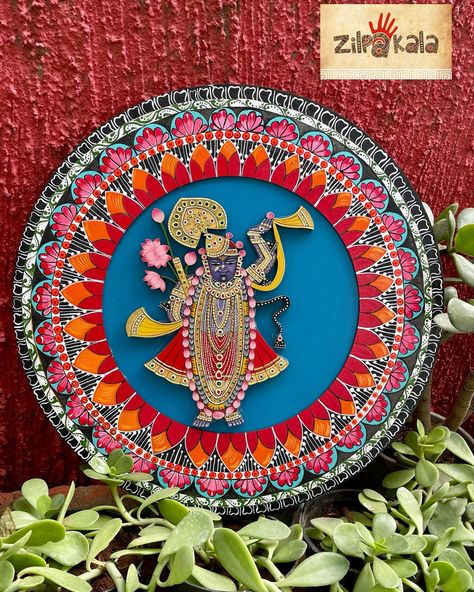 Srinathji, handprinted, handrawn Lippan Art Shrinathji, Shreenathji Lippan Art, Shreenathji Photos, Pichwai Lippan Art, Srinathji Painting, Pichwai Decor, Shreenathji Painting, Kerala Mural Painting, Lippan Art