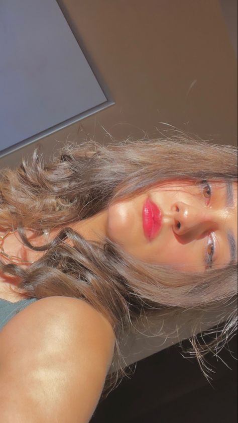 sunlight #goldenhour #aesthetic #makeup #selfie #sunpics #photoideas #hair #pinterest Sun Selfie Ideas, Sunlight Selfie Ideas, Aesthetic Sunkissed Pictures, Goldenhour Aesthetic, Pictures Of The Sun, Aesthetic Selfie, Makeup Selfie, Anime Websites, Brown Lipstick