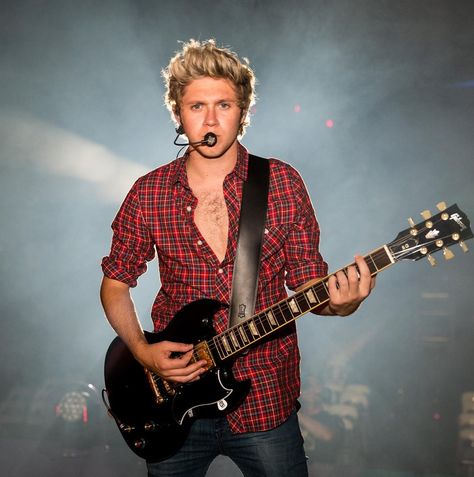 Niall Horan Baby, Direction Quotes, Guitar Pics, One Direction Quotes, Cute Pics, One Direction Photos, Irish Princess, Irish Boys, Frat Boy