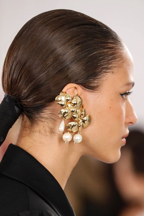 Best Jewelry from the Fall/Winter 2022 Runways — PFW NYFW Valentino Versace Gucci Wet Hair Looks, Caroline Herrera, Chloe Jewelry, Runway Earrings, Runway Jewelry, Amazon Jewelry, Winter Jewelry, Big Pearl, Hair Trend