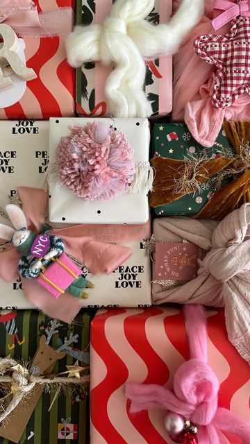 Whimsical Gift Wrapping Ideas, Homemade Gift Wrap, Diy Christmas Gifts Friends, Christmas Gift Friend Ideas, Christmas Present Toppers, Wrapping Ideas For Christmas, Personalized Gifts Diy, Pink Gift Wrapping Ideas, Christmas Wrapping With Yarn