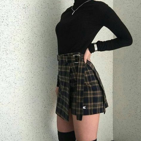 #Skirt: pinterestdeadelvino https://ift.tt/2JbDlg7 Peplum Tops, 90's Fashion, Street Fashion Photography, Outfit Trends, Vintage Bag, Heidi Klum, Edgy Outfits, Makeup Vanity, Inspiration Mode