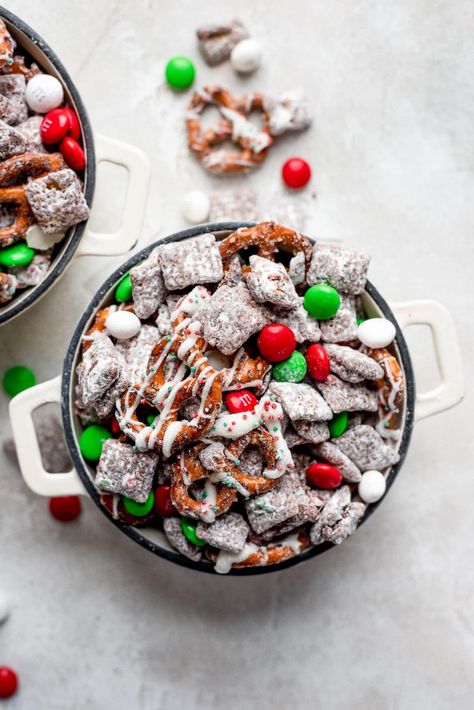 Christmas Puppy Chow - A Cookie Named Desire Muddy Buddy Recipe Christmas, Grinch Truffles, Christmas Candy Bark, Holiday Puppy Chow, Christmas Puppy Chow, Puppy Chow Mix, Puppy Chow Cookies, Puppy Chow Christmas, Puppy Chow Chex Mix Recipe