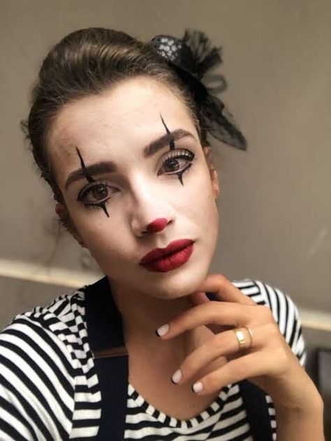 Mime Makeup Simple, Pantomime Makeup, Mime Costume, Karneval Diy, Clown Costume Women, Easy Halloween Costumes For Women, Futuristic Makeup, Mime Makeup, 90s Halloween Costumes