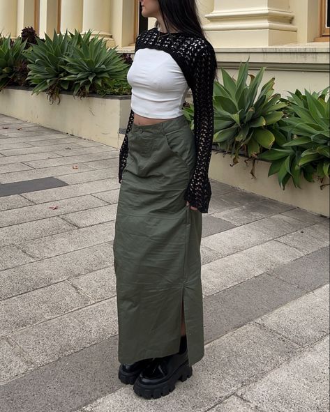 Afro Outfits Street Style, Jean Fall Outfits, Rainy Boots, Modest Outfits Aesthetic, Urban Chic Outfits, Y2k Outfits Street Styles, Beige Luxury, Girls Vibes, Boots Prada