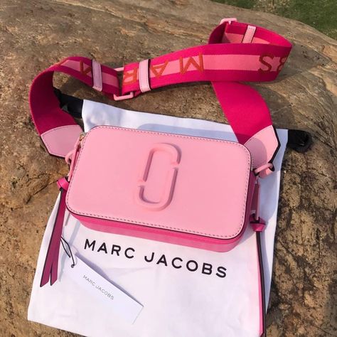 Handbag Brands, Marc Jacobs Snapshot Bag, Trendy Purses, My Style Bags, Luxury Bags Collection, Pretty Shoes Sneakers, Handbag Essentials, Girly Bags, Luxury Purses