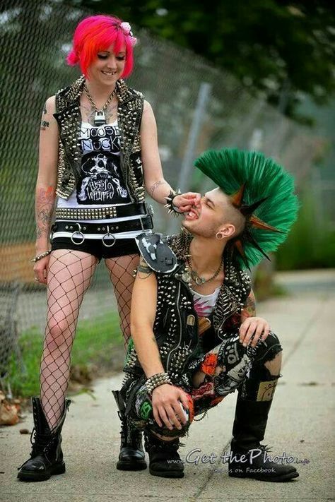 Punk Couple, Skater Girl Outfits Grunge, Punk Rock Girls, Chica Punk, Punk Boy, 80s Punk, Beautiful Crazy, Punk Culture, Punk Looks