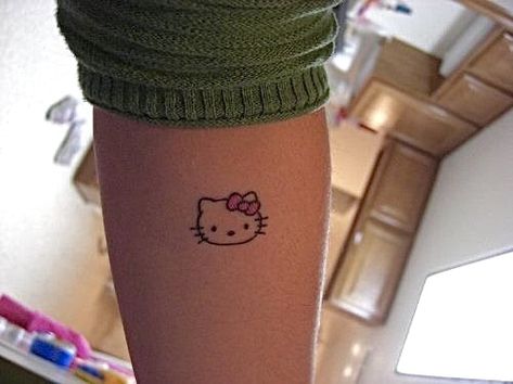 Small Hello Kitty Tattoo, Tatuaje Hello Kitty, Small Hello Kitty, Hello Kitty Tattoo, Stick Poke Tattoo, Kitty Tattoo, Grunge Tattoo, Hello Kitty Tattoos, Stick N Poke Tattoo