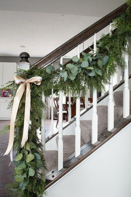 Christmas garland running up the stairs with peach/pink ribbon. Christmas Stairs Decorations, Christmas Staircase Decor, Christmas Stairs, Cozy Christmas Living Room, Christmas Staircase, Real Christmas, Real Christmas Tree, Christmas Tablescape, Stair Decor