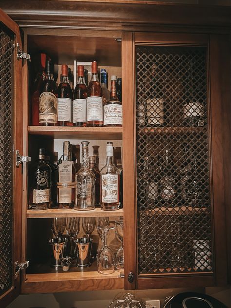 Liquor Display Cabinet, Whiskey Office, Whiskey Cabinet Ideas, Home Whiskey Bar, Liquor Decor, Bourbon Shelf, Liqour Cabinet, Whiskey Storage, Whisky Lounge