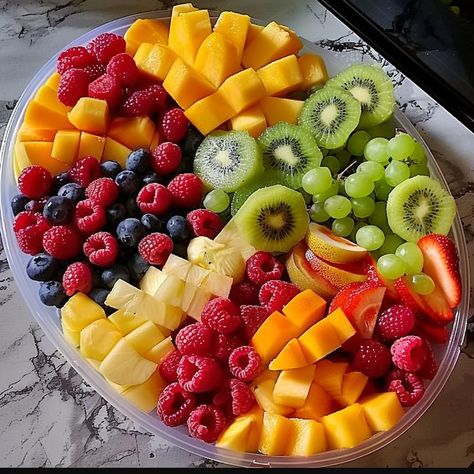 Fruit platter 🍓🍑🍌🍇🫐 Healthy Food Platters, Aesthetic Fruit Board, Fruit And Veggies Aesthetic, Nice Fruit Platter, Fruit Platter Ideas, Fruit Board, Aesthetic Fruit And Vegetables, Summer Fruit Salad Aesthetic, Raw Food Cleanse