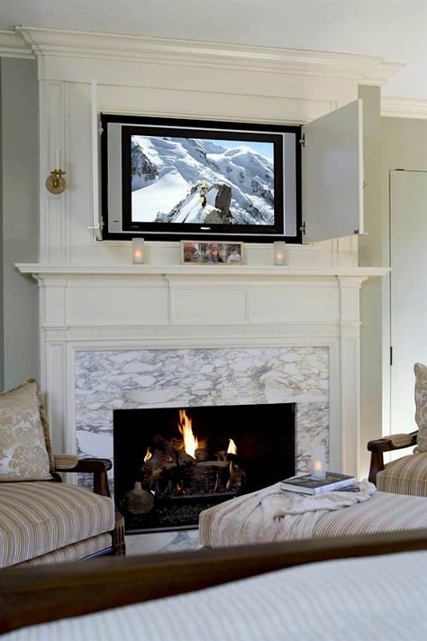 photo - Gordon Beall - Traditional Home - how to hide the TV over fireplace - Meredith Vieira home Tv Hideaway, Hide Tv Over Fireplace, Concealed Tv, Mantel Tv, Fireplace Renovation, Corner Fireplaces, Tv Above Fireplace, Tv Frames, Above The Fireplace