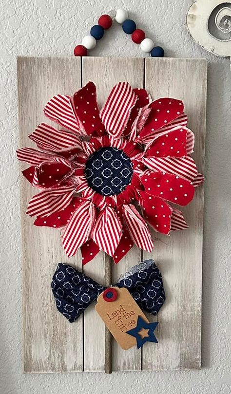 Americana Crafts Diy, Patriotic Centerpieces Diy, Fouth Of July Crafts, Patriotic Crafts Diy, American Flag Crafts, Americana Crafts, 4th July Crafts, Fourth Of July Decor, July Decor